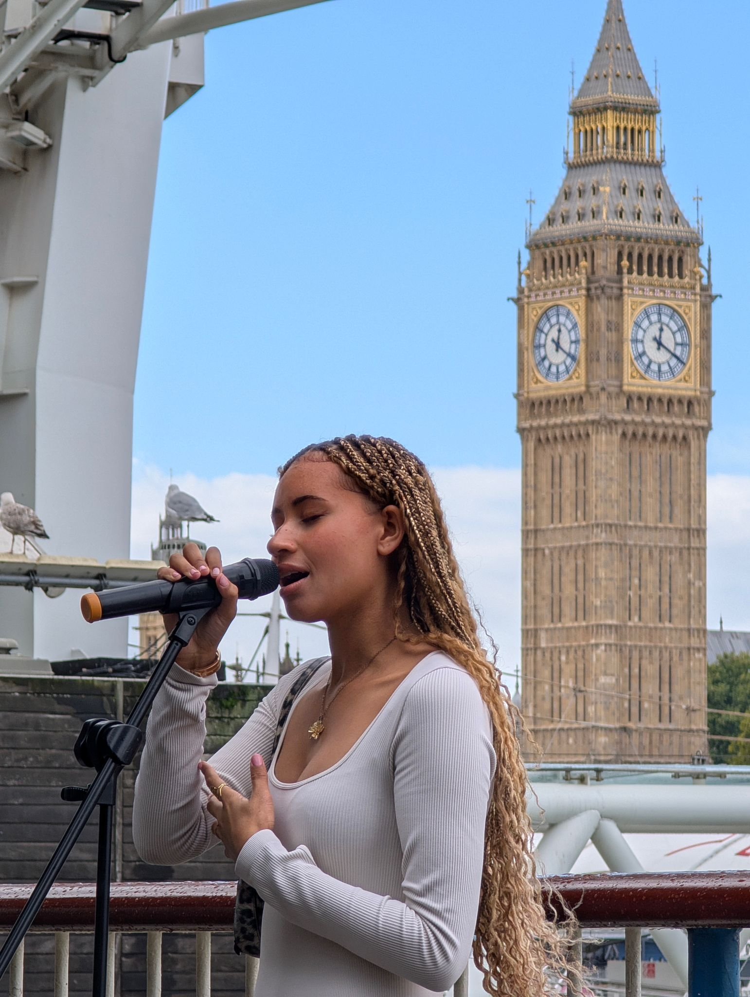 Lytoya Ri performing live in London with Big Ben behind her