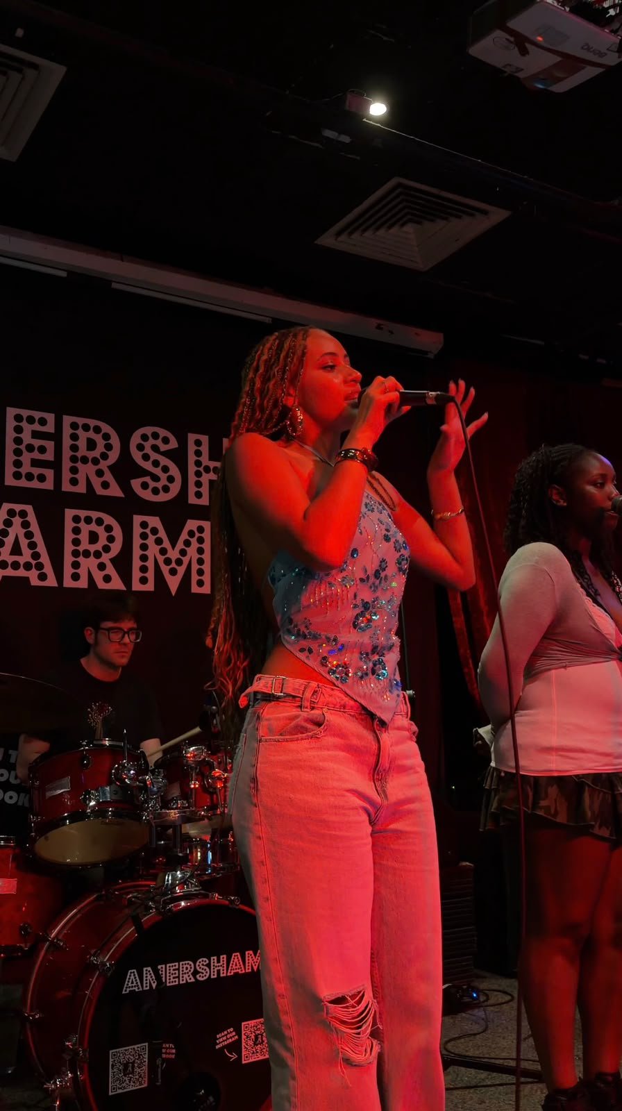 Lytoya Ri singing live on stage at Amersham Arms