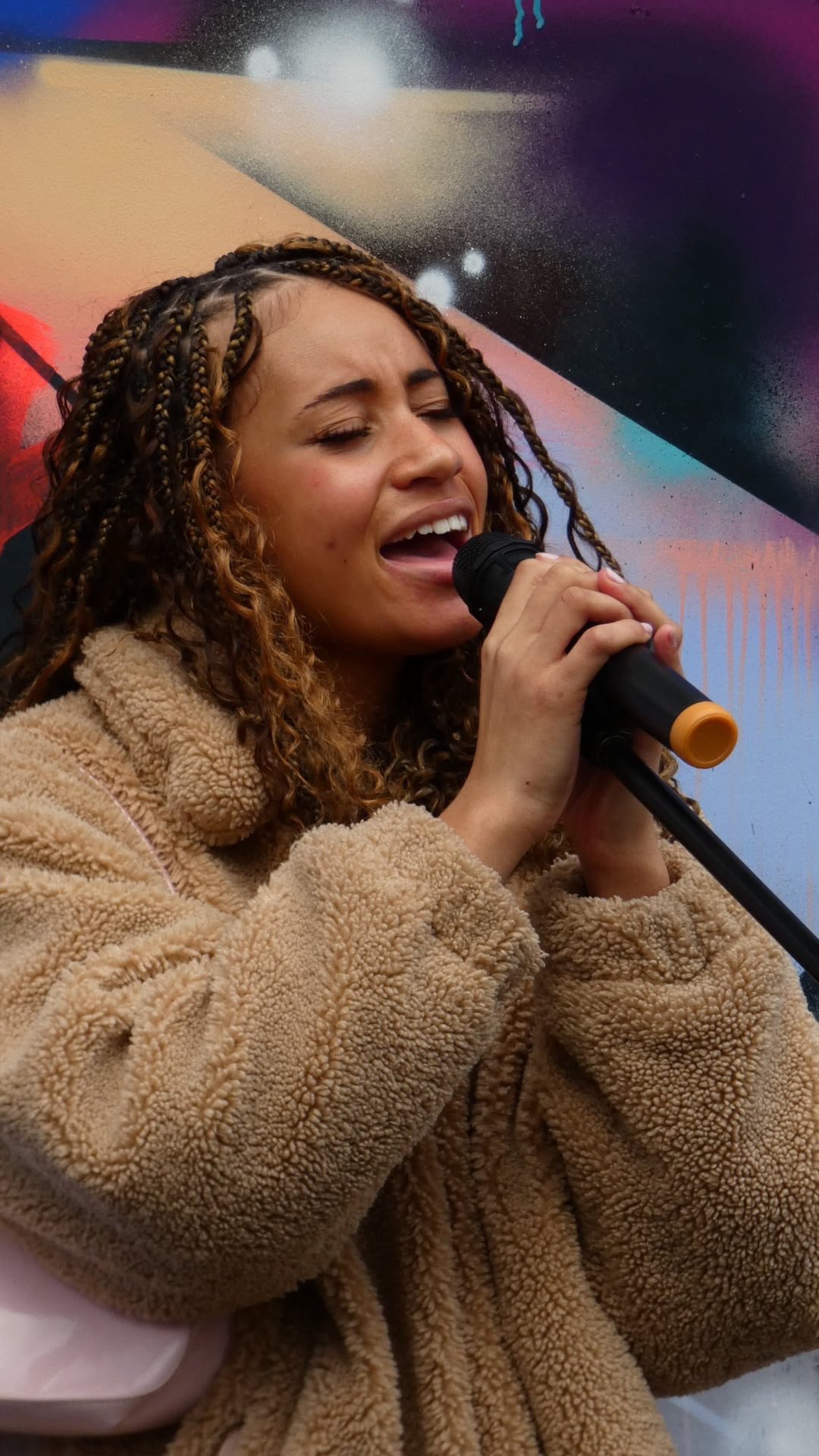 Close-up of Lytoya Ri singing into a microphone