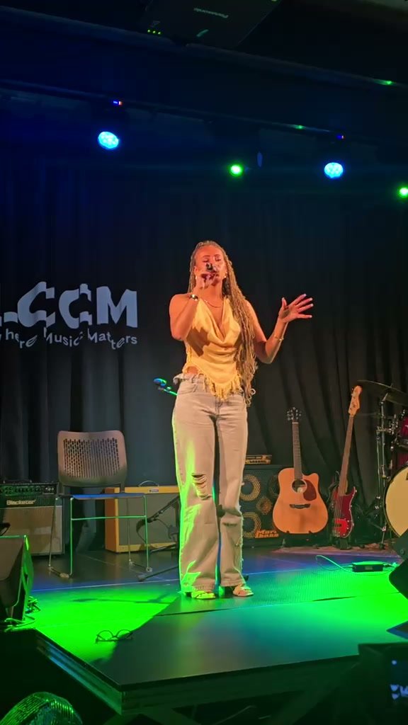 Lytoya Ri performing live