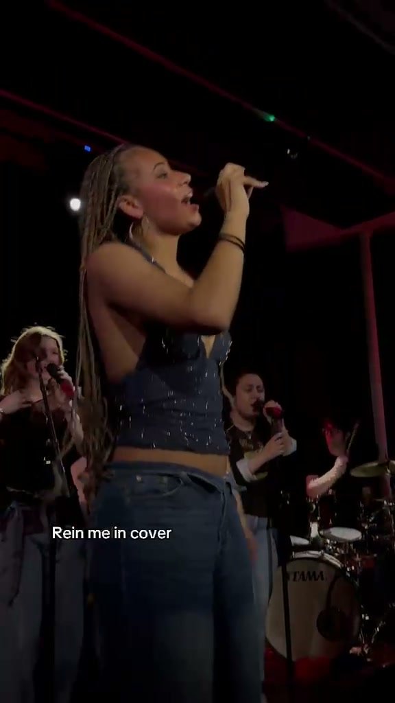 Lytoya Ri performing with a live band